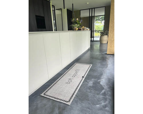 Küchenszene mit einem Läufer mit der Aufschrift ''bon appétit''.