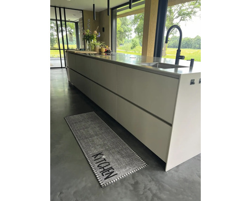 Graue Küchenmatte mit der Aufschrift Küche vor einer Kücheninsel