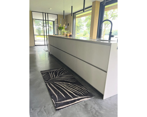 Moderne Küche mit Kochinsel und Teppich mit Pflanzenmuster