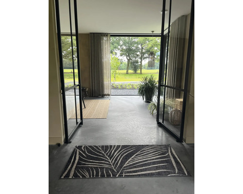 Eingangsbereich mit großem Fenster, Dekoration und Teppich