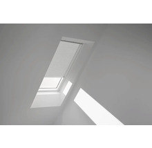 Dachfenster mit Jalousie in einem hellen Raum