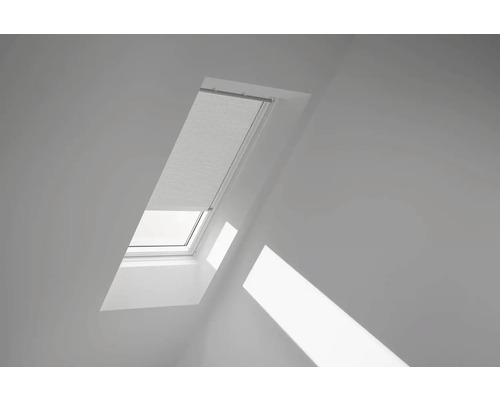 Dachfenster mit Jalousie in einem hellen Raum
