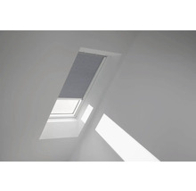 Dachfenster mit Plissee im Innenraum