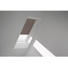 Dachfenster mit geschlossenem Plissee im Dachgeschoss