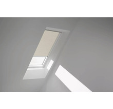 Dachfenster mit Plissee im Innenraum
