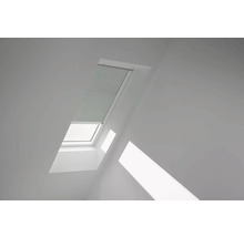 Dachfenster mit Plissee im weißen Raum