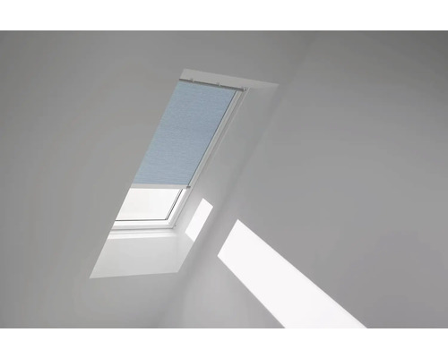 Dachfenster mit geschlossenem Plissee zur Verdunkelung