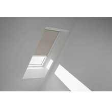 Dachfenster mit manuellem Rollo im Dachgeschoss.