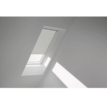 Dachfenster mit Jalousie im Raum