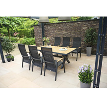 Gartenszene mit Esstisch und Stühlen auf einer Terrasse.