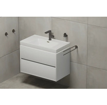 Badezimmer mit Waschbeckenunterschrank, Armatur und Handtuchhalter