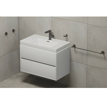 Modernes Badezimmer mit weißem Waschtischunterschrank und Armatur