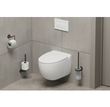 Modernes Badezimmer mit hängendem WC, WC-Papierhalter und WC-Bürste