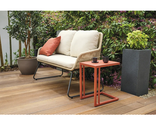 Gartenszene mit Sitzbank, Beistelltisch und Pflanzenkübeln auf Holzterrasse