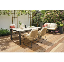 Gartenszene mit Esstisch, Stühlen und Sitzbank auf einer Holzterrasse