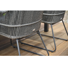 Detailansicht von zwei Rattan-Gartenstühlen mit Metallbeinen