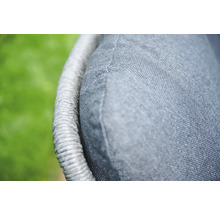 Detailansicht eines Gartenmöbelkissens mit Rohrrahmen