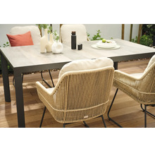 Gartentisch mit Stühlen und Dekoration für eine Terrasse