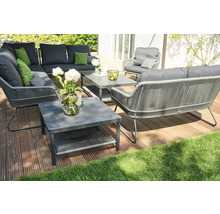 Gartenmöbelset mit Lounge-Ecke, Sessel und Couchtisch auf einer Terrasse