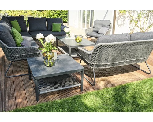 Gartenmöbelset mit Lounge-Ecke, Sessel und Couchtisch auf einer Terrasse