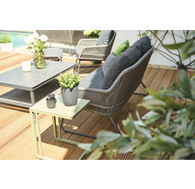 Terrasse mit Lounge Möbeln, Tisch und Dekoration