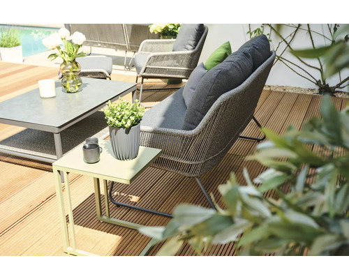 Terrasse mit Lounge Möbeln, Tisch und Dekoration