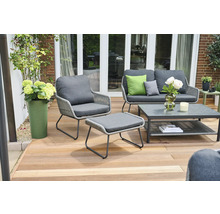 Gartenmöbel-Set mit Sofa, Sessel, Hocker und Tisch auf einer Holzterrasse