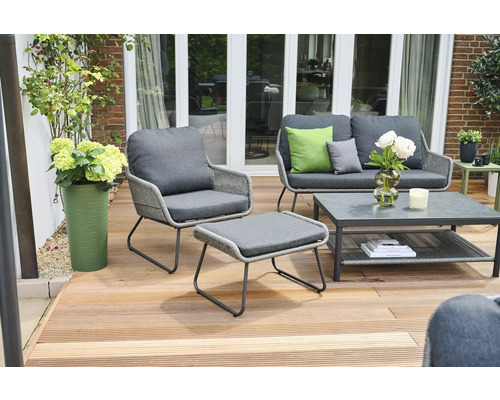 Gartenmöbel-Set mit Sofa, Sessel, Hocker und Tisch auf einer Holzterrasse