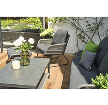 Terrassenszene mit Tisch, Stuhl und Sofa mit grauen Polstern und Kissen