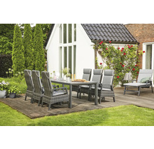 Gartenmöbel-Set mit Esstisch und Stühlen auf einer Terrasse im Garten.