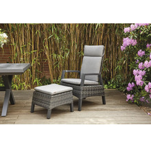 Gartenszene mit Relaxsessel und Hocker auf einer Terrasse