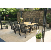 Gartenmöbel-Set mit Tisch und Stühlen auf einer Terrasse
