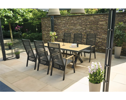 Gartenmöbel-Set mit Tisch und Stühlen auf einer Terrasse