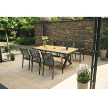 Gartenszene mit Esstisch, Stühlen und Gartendekoration auf einer Terrasse