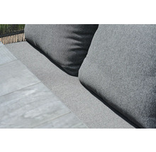Detailaufnahme von grauen Kissen auf einer Outdoor-Sitzbank