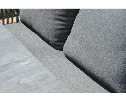 Detailaufnahme von grauen Kissen auf einer Outdoor-Sitzbank