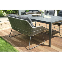 Gartensitzbank mit Kissen und Tisch auf einer Terrasse
