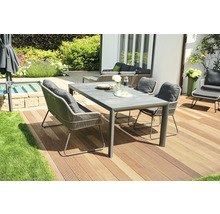 Terrassenszene mit Esstisch, Stühlen und Gartengarnitur auf Holzboden