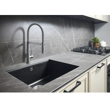 Küchenspüle mit flexiblem Wasserhahn vor Arbeitsplatte