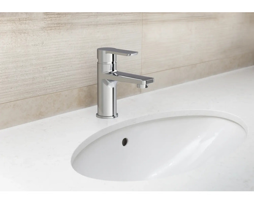 Waschtischarmatur auf einem weißen Waschbecken