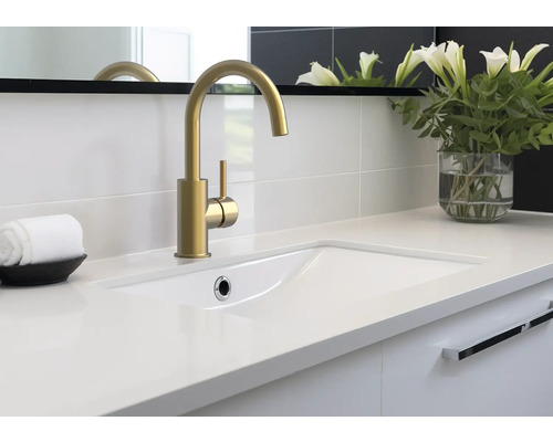 Helles Badezimmer mit Waschbecken, Armatur und Dekoration