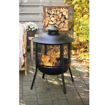 Feuerstelle mit Funkenschutzgitter und Holzscheitlager im Garten