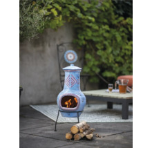 Dekorativer Terrakotta-Kaminofen mit Holz auf einer Terrasse
