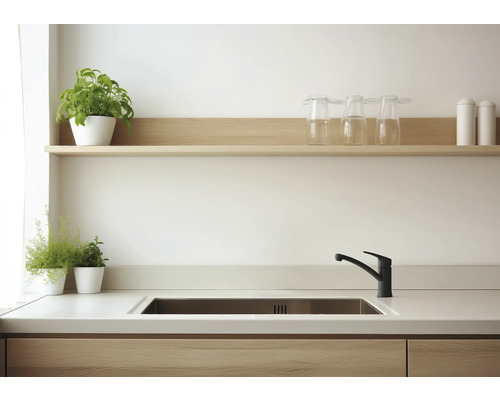 Küchenspüle mit Armatur, Arbeitsplatte und Regalen mit Dekoration