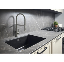 Küchenspüle mit Wasserhahn und Arbeitsplatte