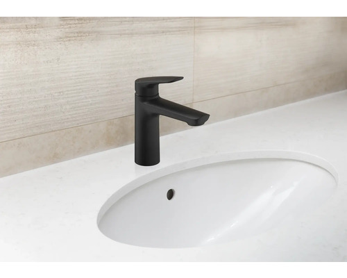 Schwarzer Waschtischmischer auf einem Waschbecken