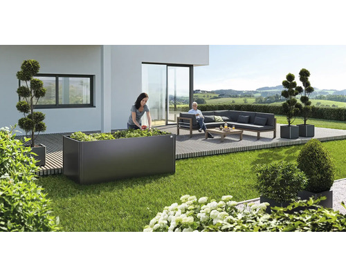 Szene mit Hochbeet, Gartenmöbeln und zwei Personen im Garten