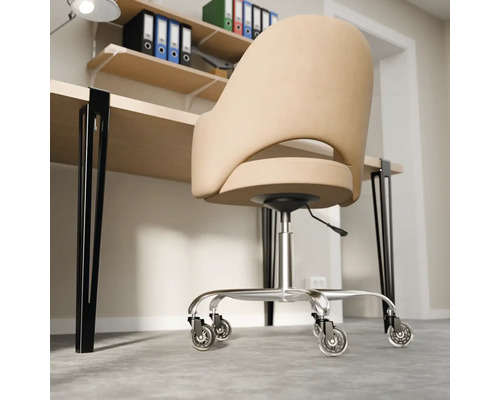 Büroszene mit Schreibtisch und Bürostuhl mit Rollen