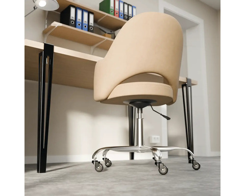 Büro mit Schreibtisch und Drehstuhl