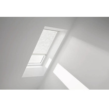 Dachfenster mit installiertem Sonnenschutzrollo in einem hellen Raum.